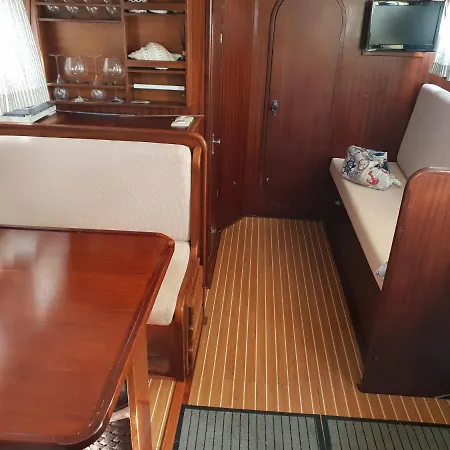 بوتيل Barco Turismo Marinero