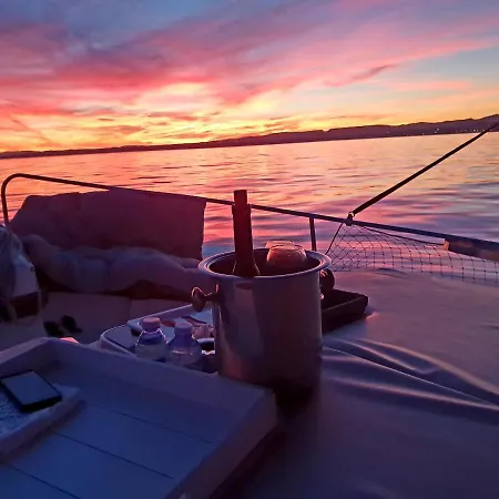 بوتيل Barco Turismo Marinero *