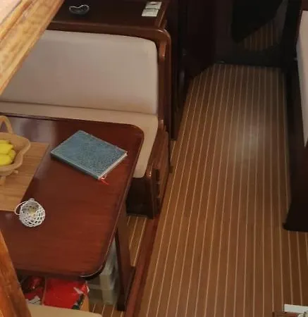 بوتيل Barco Turismo Marinero إِستيبونا